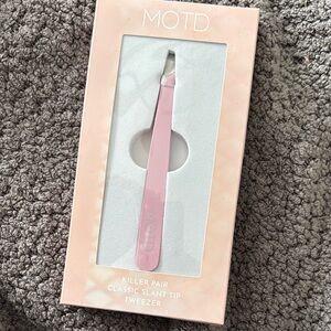 MOTD Pink Slant Tip Tweezer